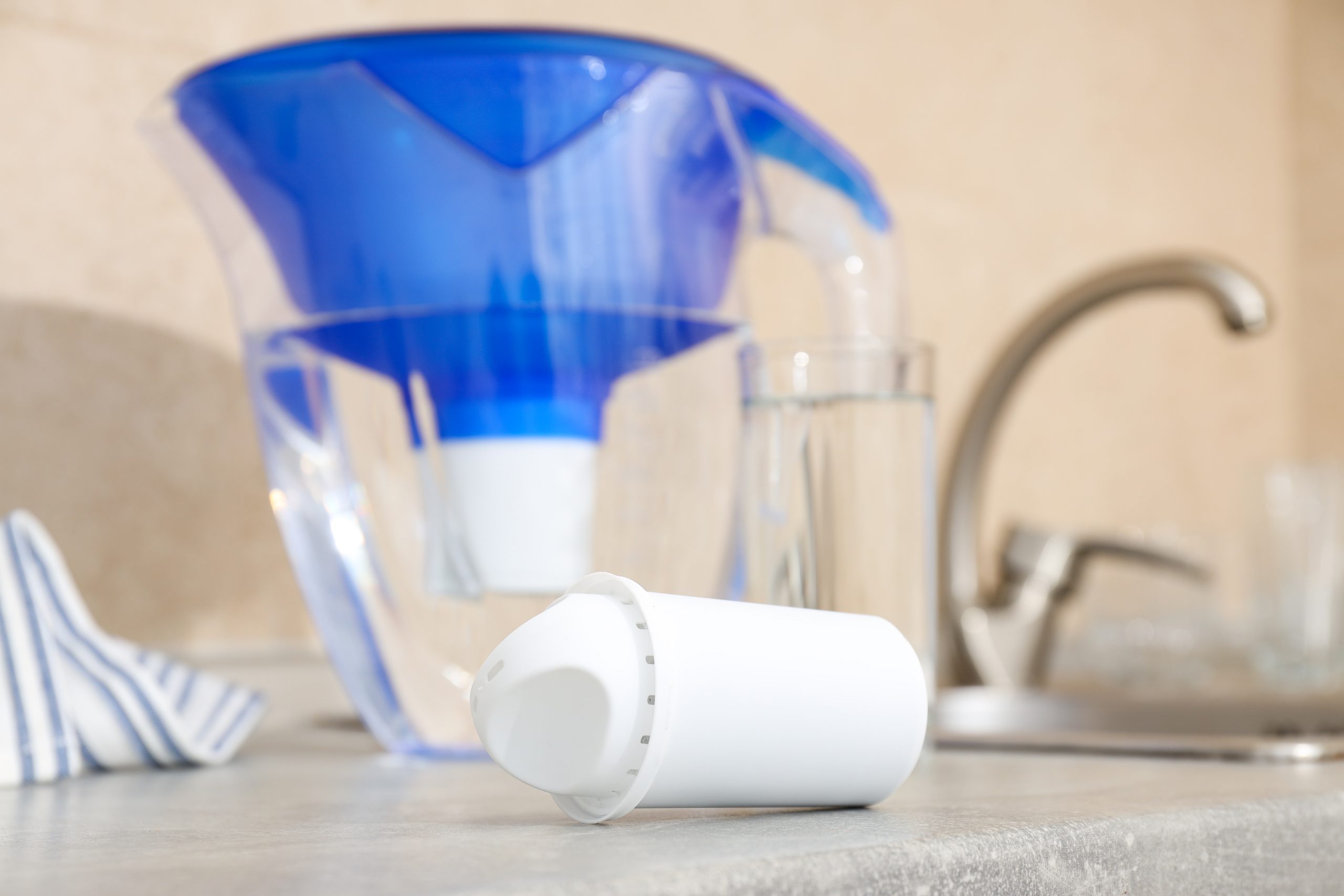 Système de filtration et d'adoucissement d'eau installé sous un évier